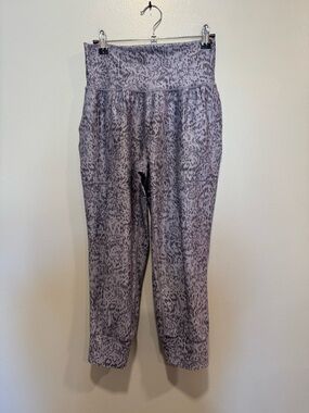 Athleta Salutation Printed Crop Jogger in Tempest Violet Size XS Petite